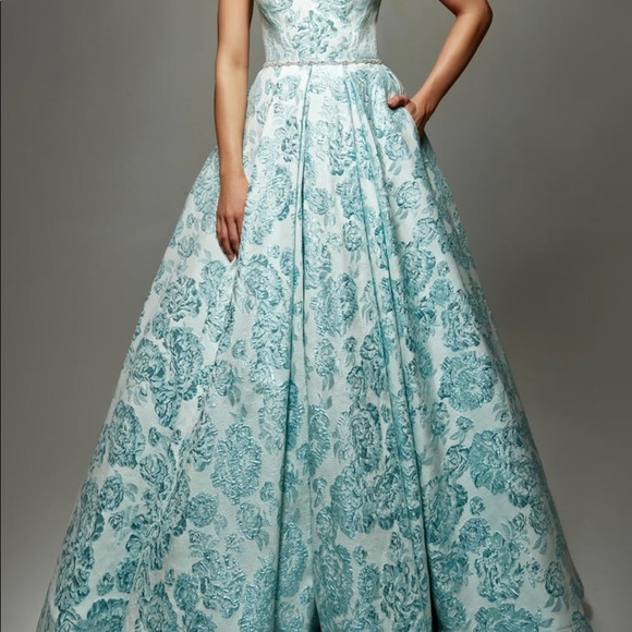 Formal Dress - Picture 3 of 9